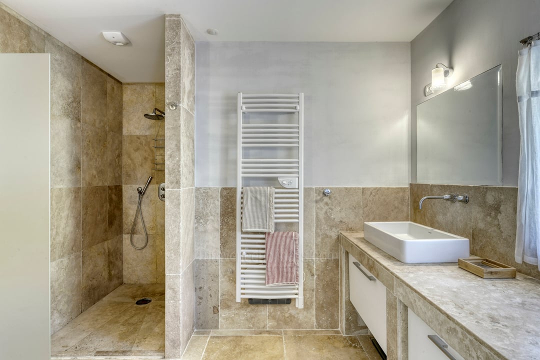 24 - Les Terrasses de Gordes: Villa: Bathroom 1