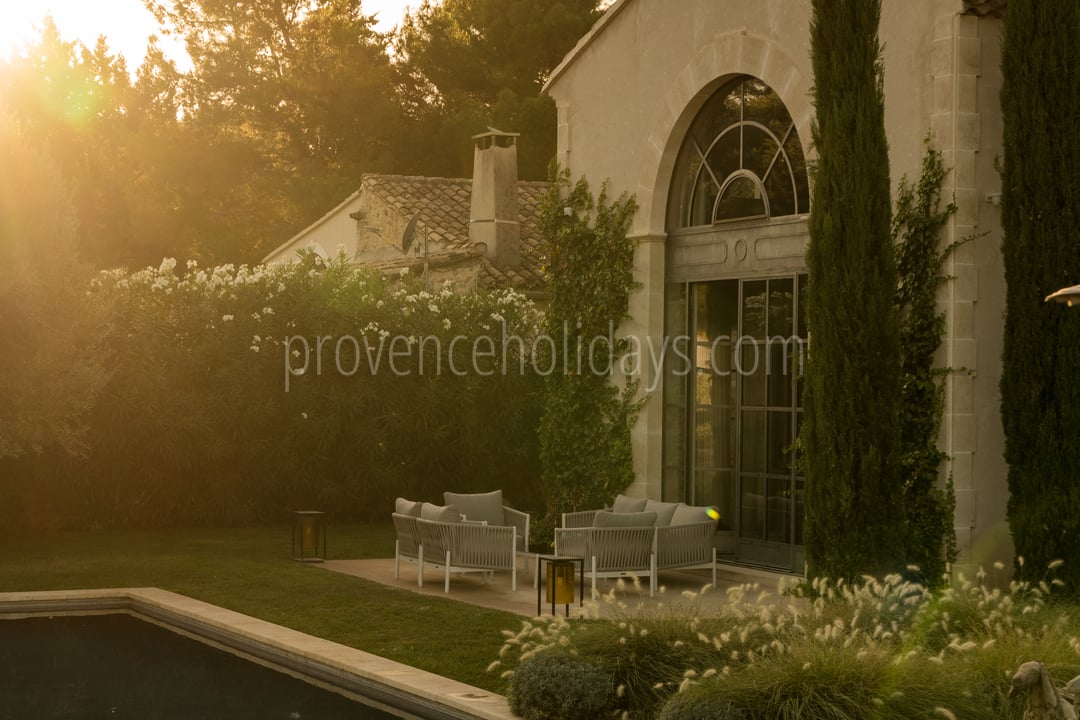 8 - La Bastide de Maussane: Villa: Exterior