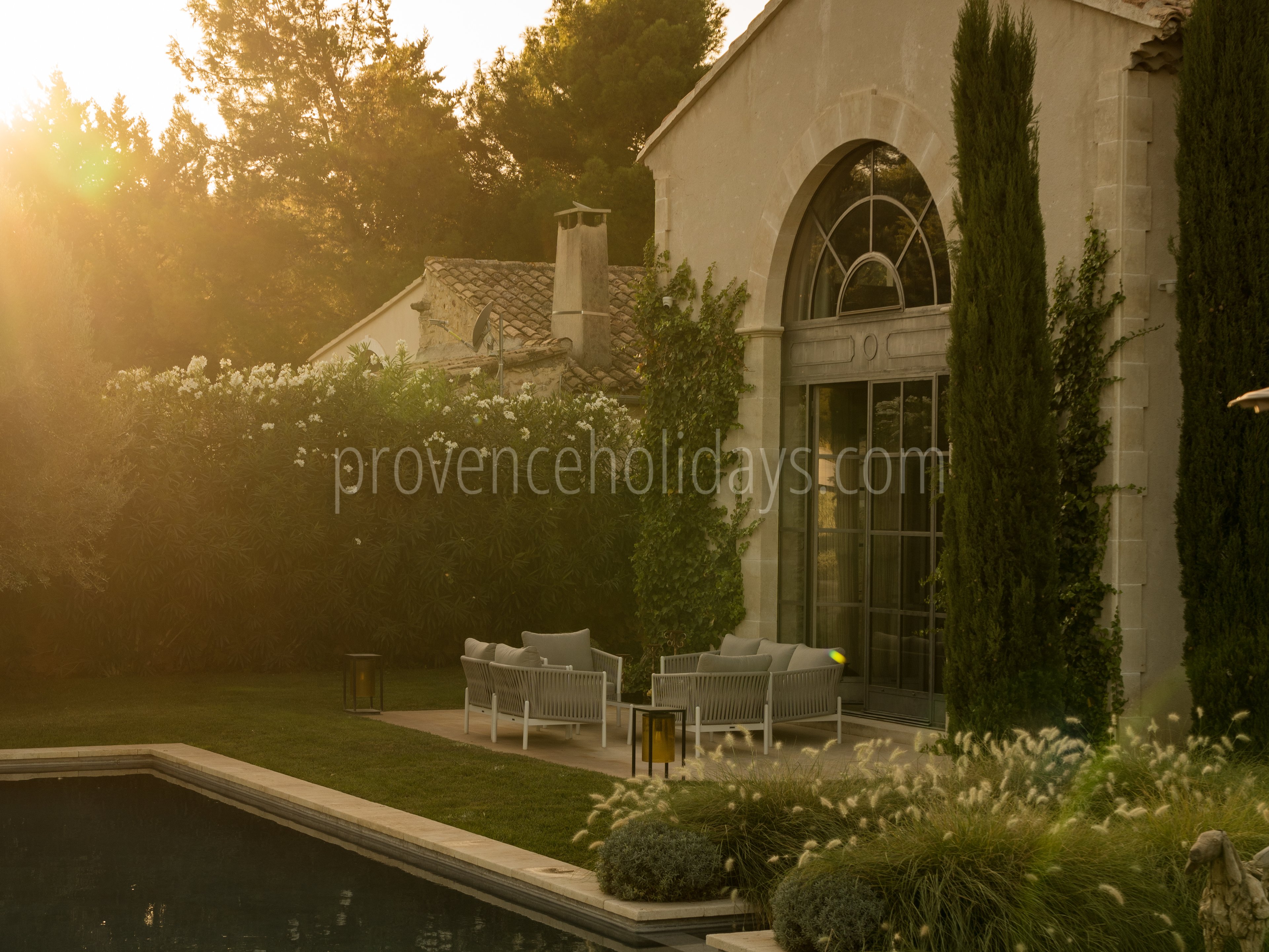 8 - La Bastide de Maussane: Villa: Exterior
