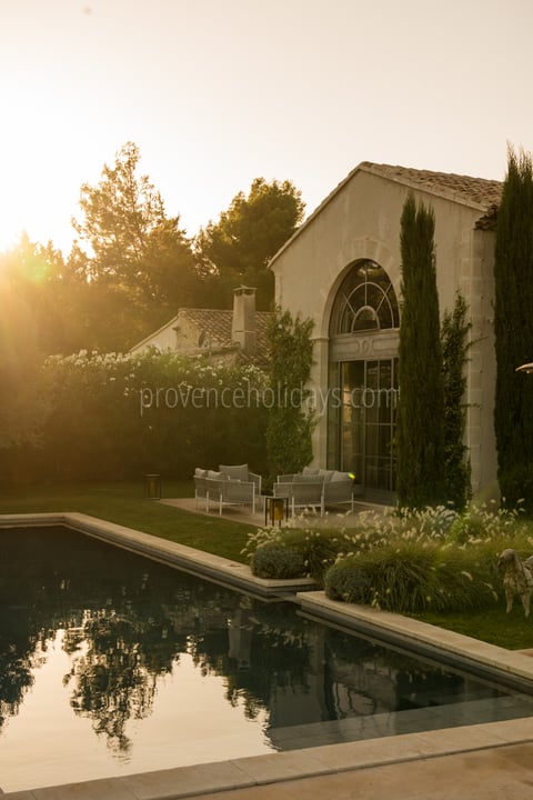 8 - La Bastide de Maussane: Villa: Exterior