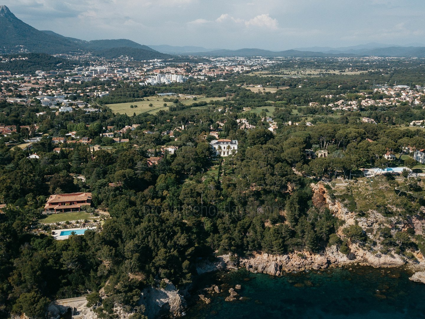 13 - Le Domaine du Côte: Villa: Exterior