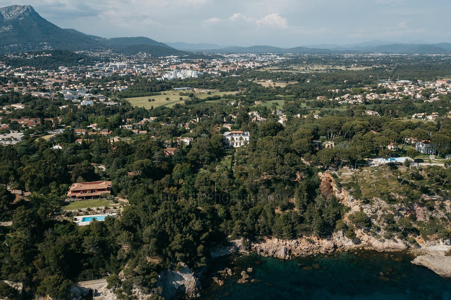 13 - Le Domaine du Côte: Villa: Exterior