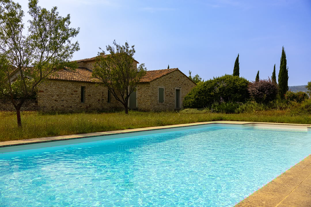 Traditional farmhouse in the countryside of Gordes 
