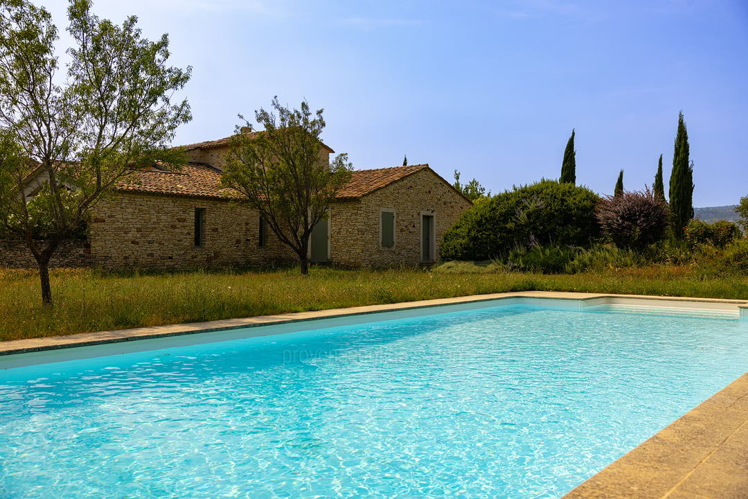 Traditional farmhouse in the countryside of Gordes with stunning views