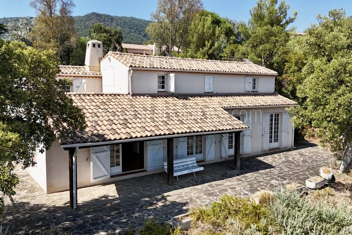 5 - Woning uit de jaren 70 in Rayol-Canadel-sur-Mer: Villa: Exterior