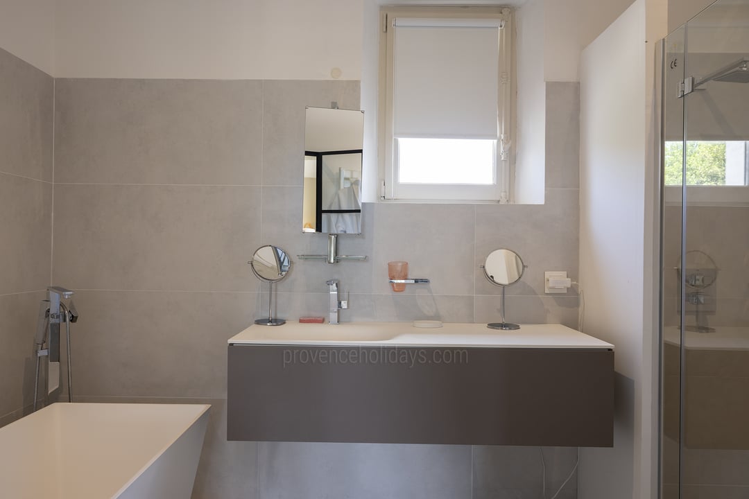28 - Mas de Claurélie: Villa: Bathroom