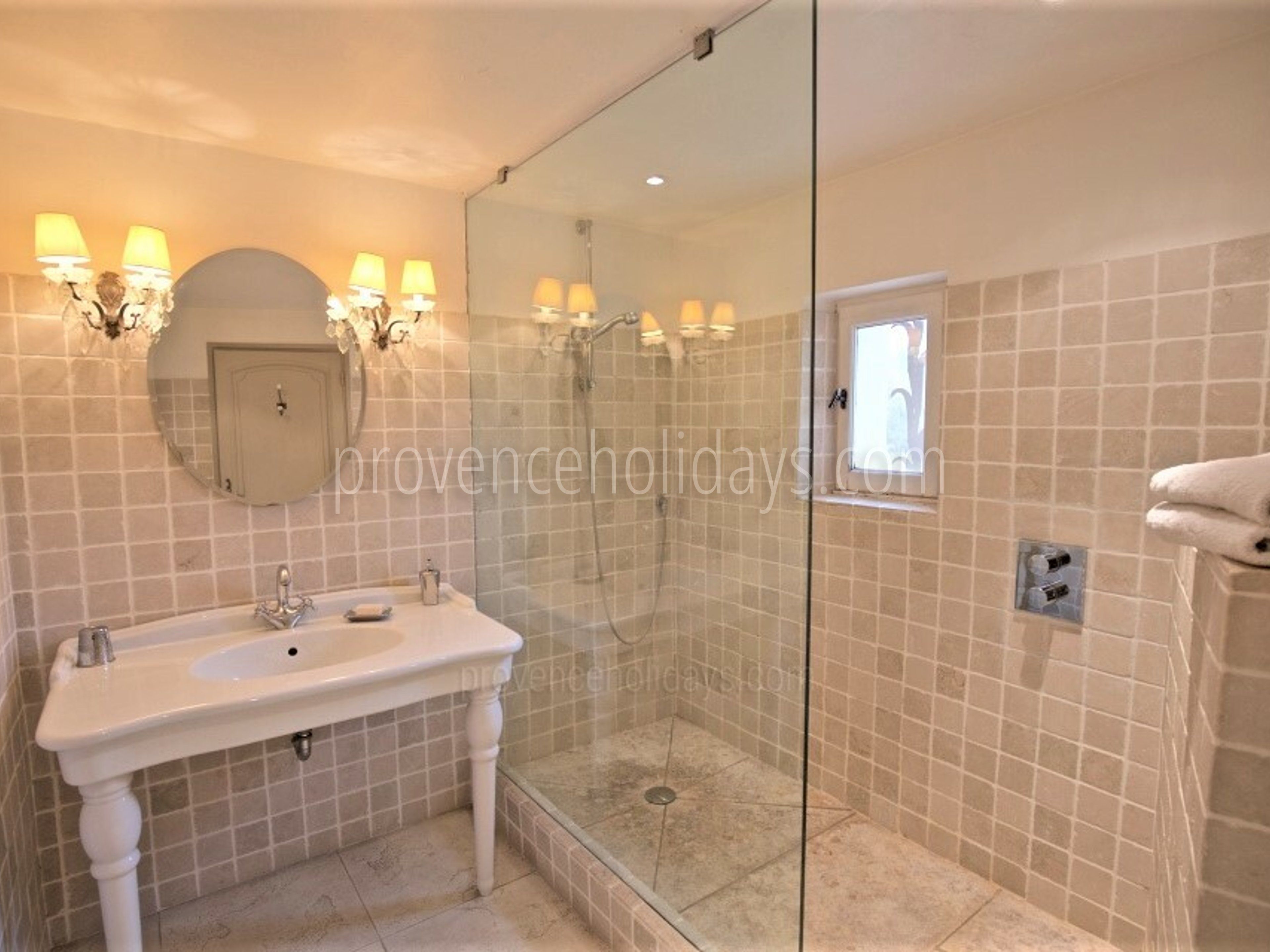 60 - Mas de Gordes: Villa: Bathroom