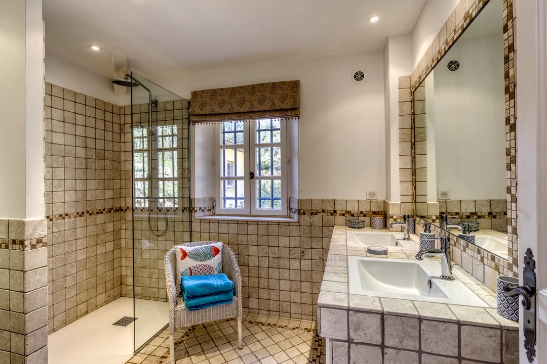 4 - Manoir de Seraphine: Villa: Bathroom