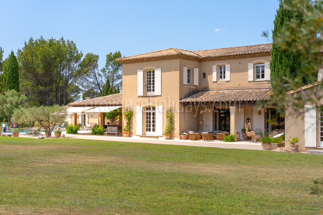 20 - Mas des Trois Cyprès: Villa: Exterior