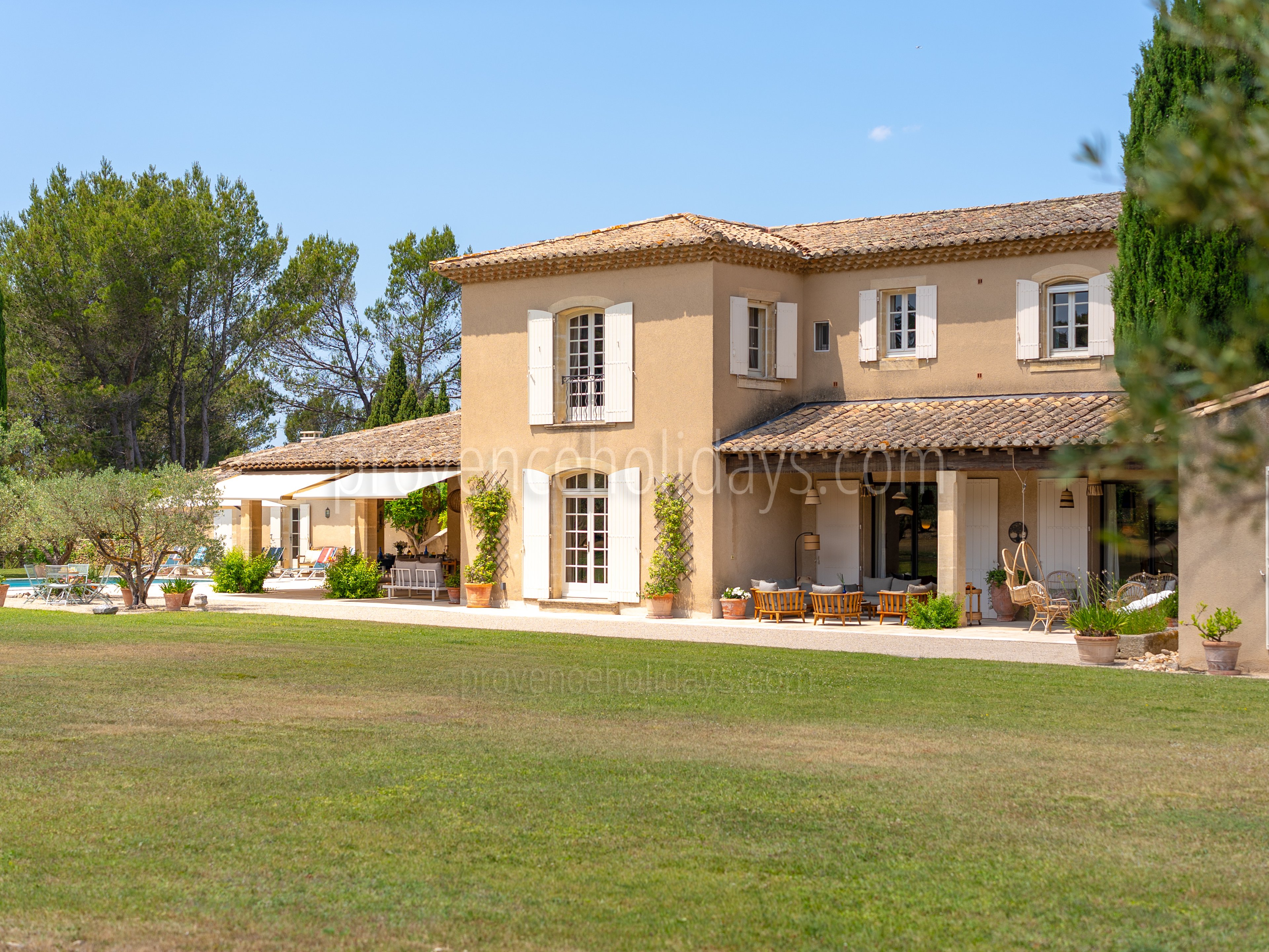 20 - Mas des Trois Cyprès: Villa: Exterior
