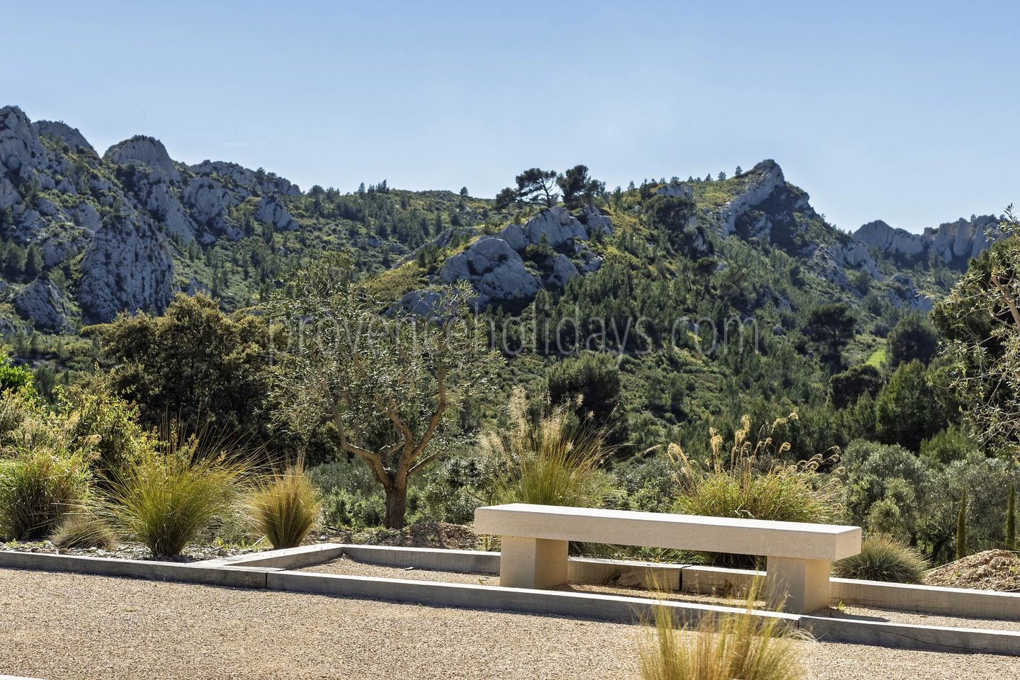 27 - Le Loup des Alpilles: Villa: Exterior