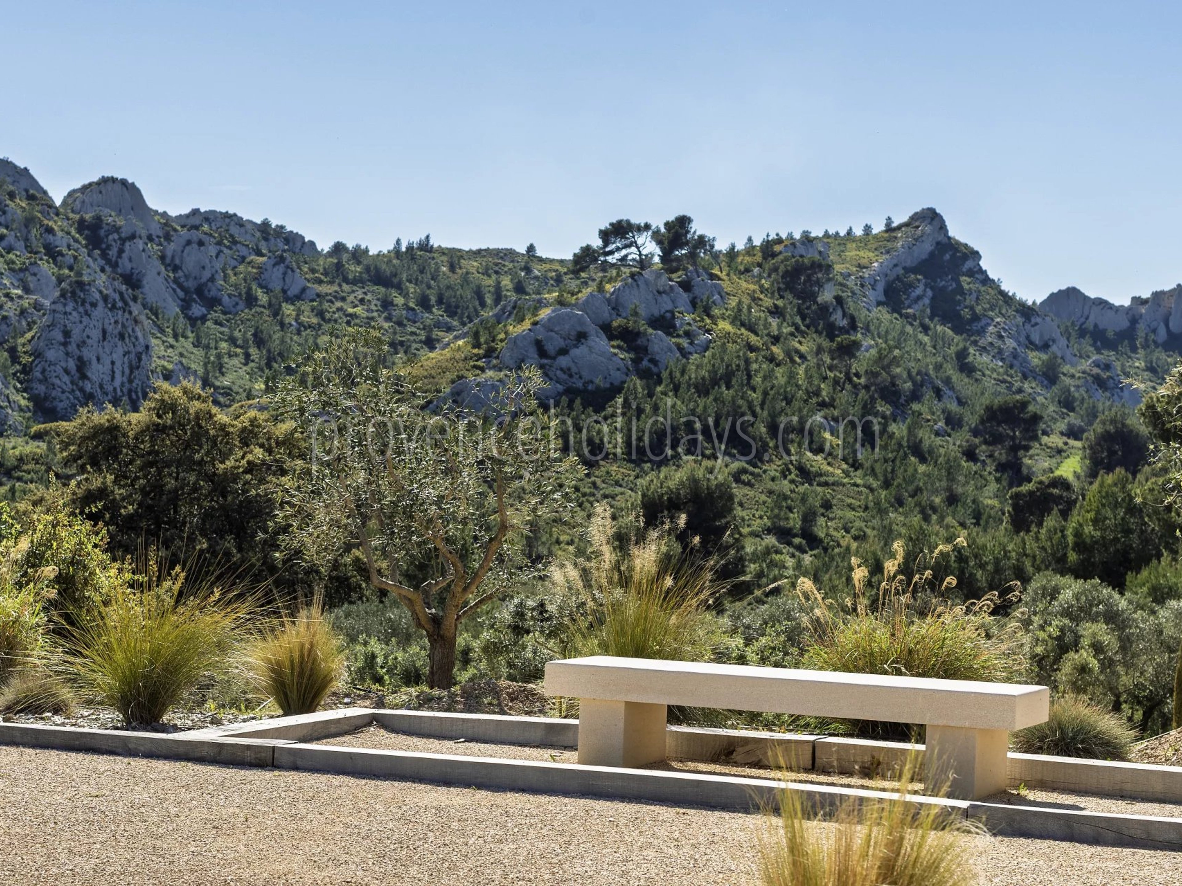 27 - Le Loup des Alpilles: Villa: Exterior