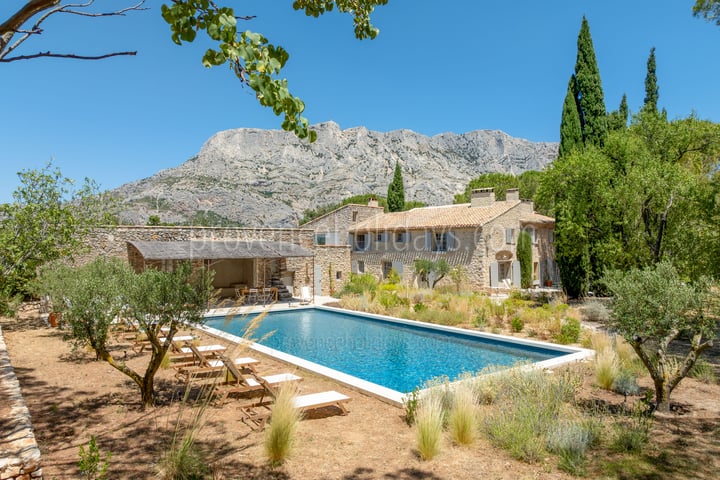 Luxuriöse, geräumige Villa mit Aussicht auf die Sainte-Victoire Gebirgskette