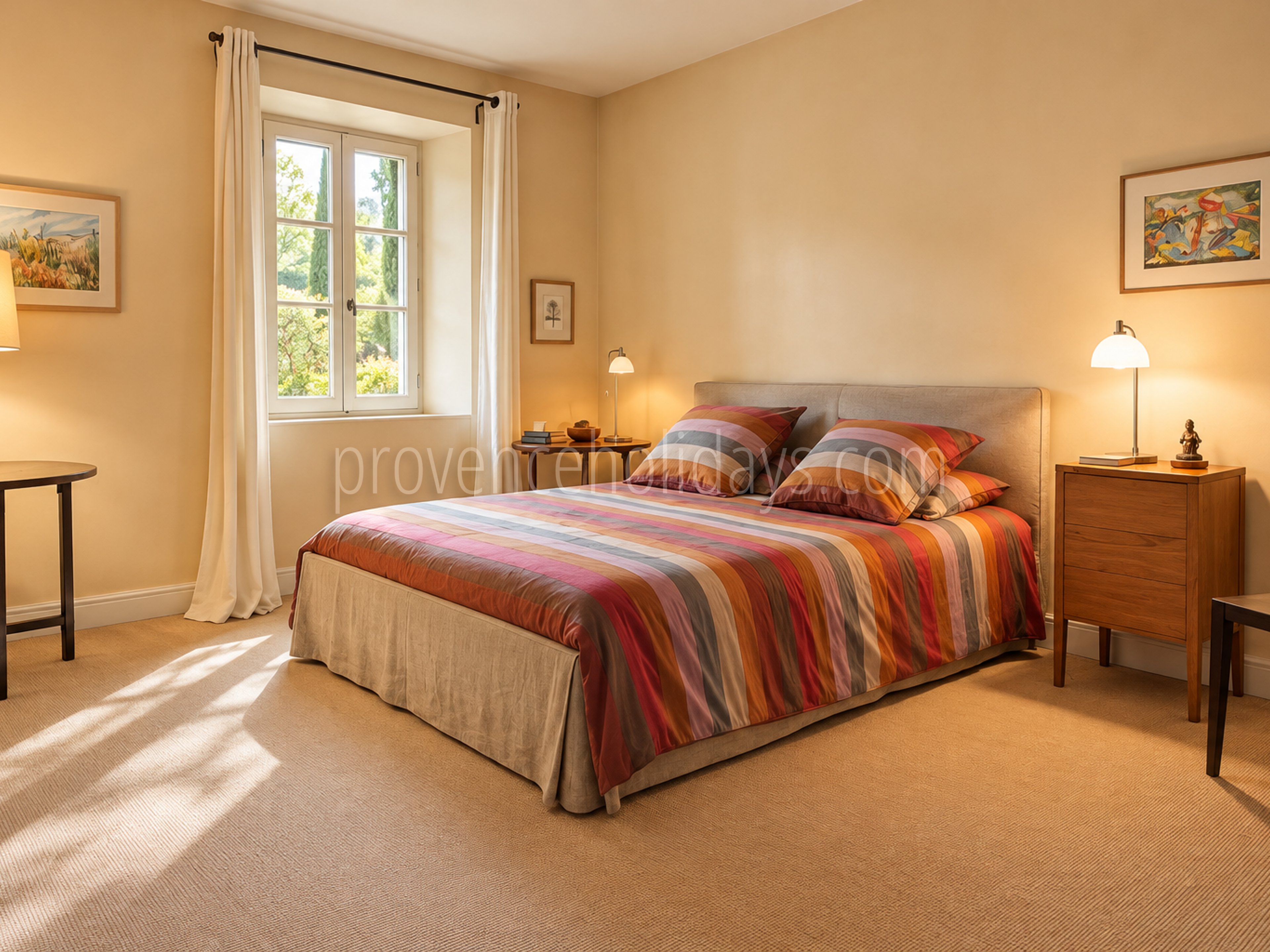 30 - Authentic farmhouse in Saint-Rémy-de-Provence: Villa: Bedroom