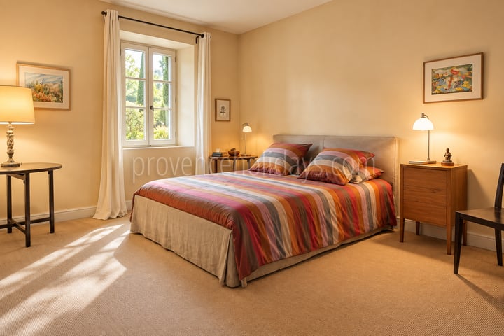 30 - Authentic farmhouse in Saint-Rémy-de-Provence: Villa: Bedroom