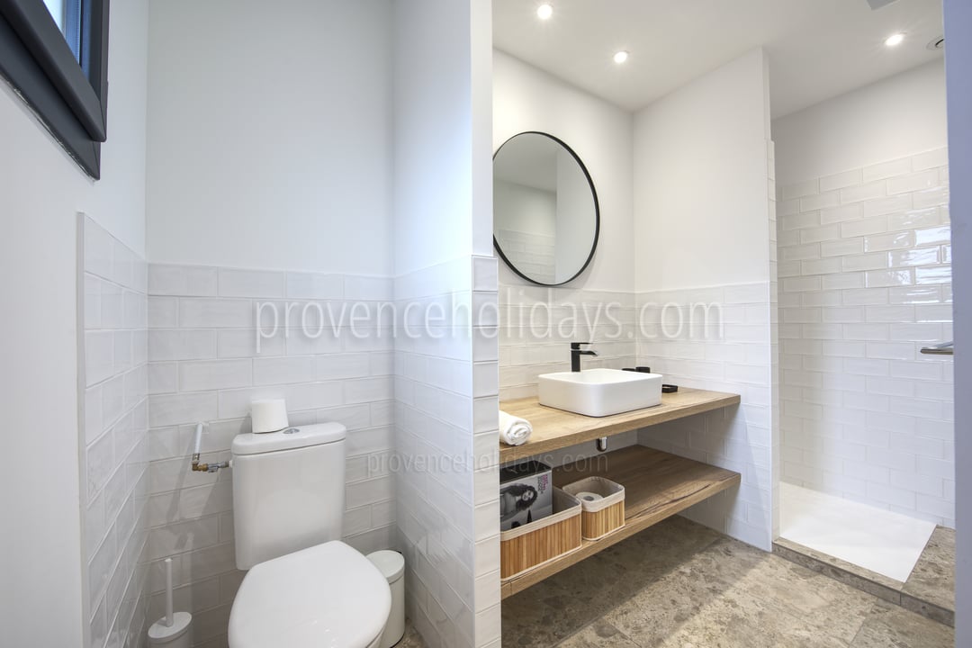 19 - Mazet du Paradou: Villa: Bathroom