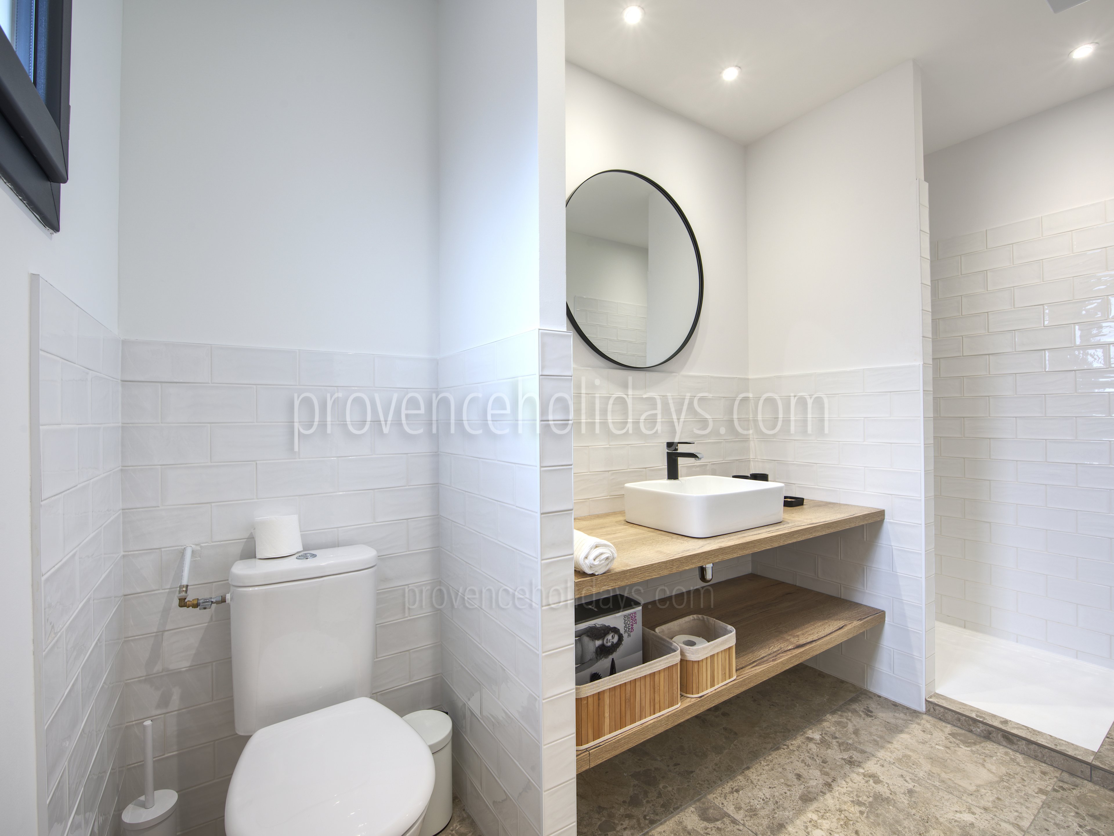19 - Mazet du Paradou: Villa: Bathroom
