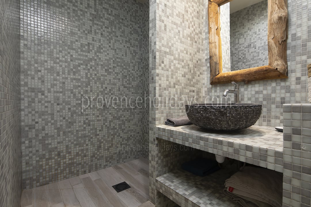 20 - Villa Glanum: Villa: Bathroom
