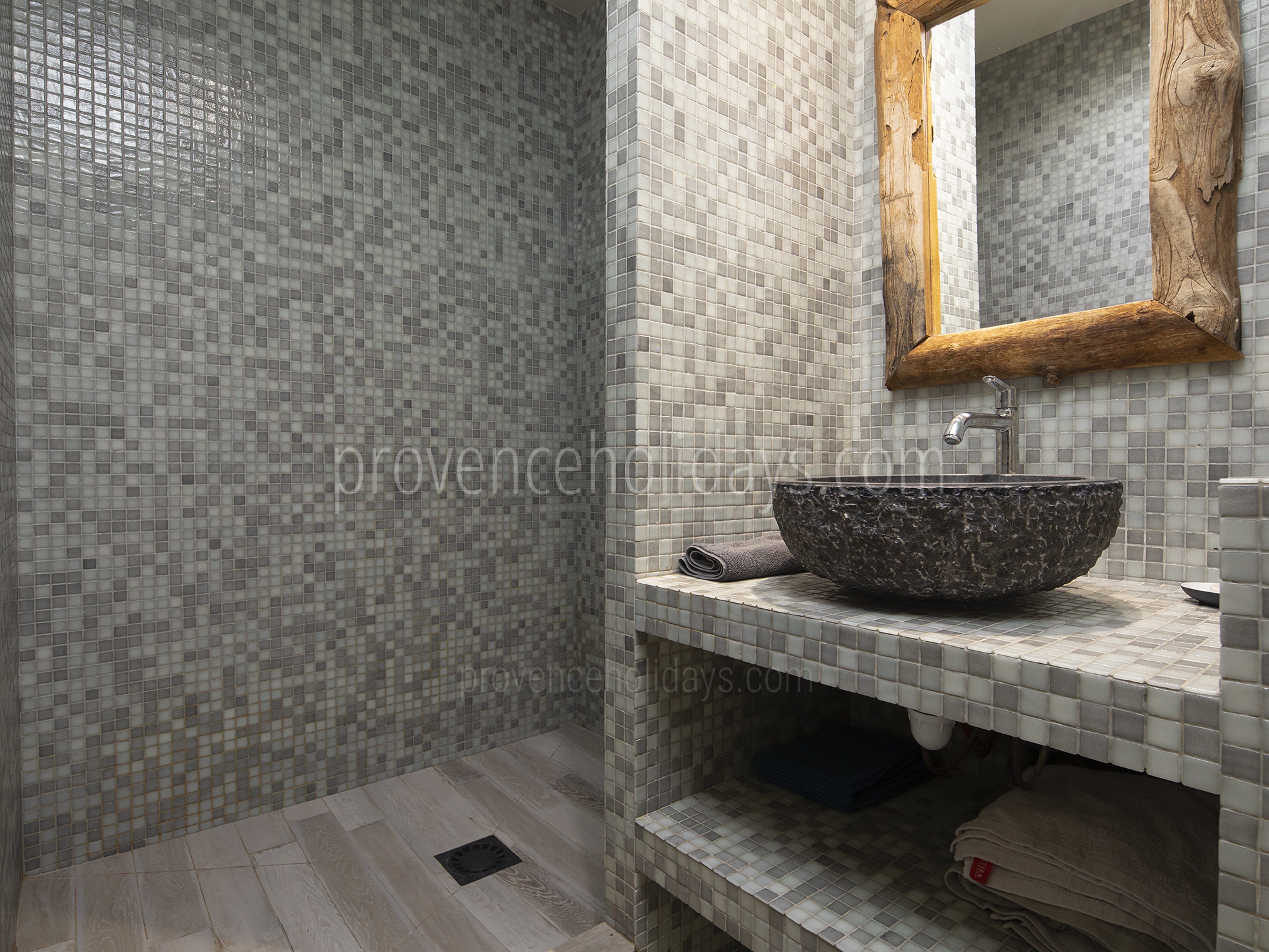20 - Villa Glanum: Villa: Bathroom