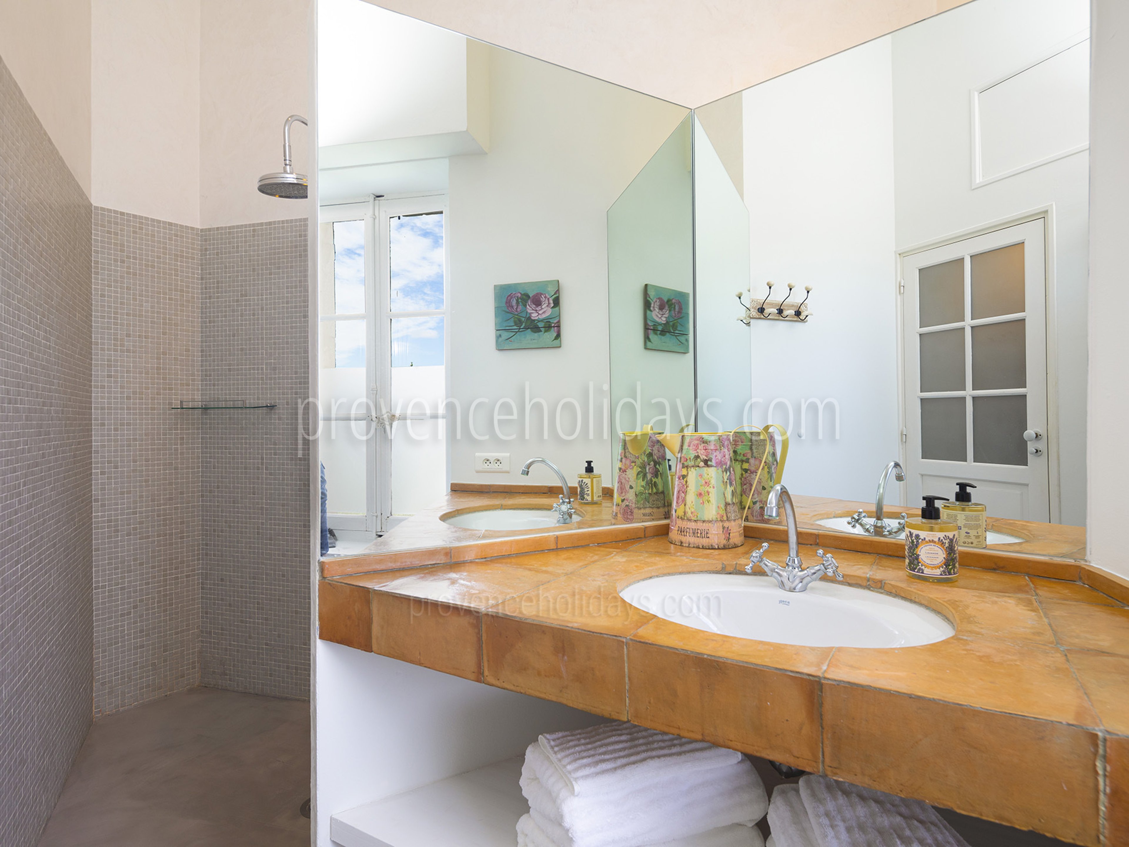 33 - Villa Luberon: Villa: Bathroom