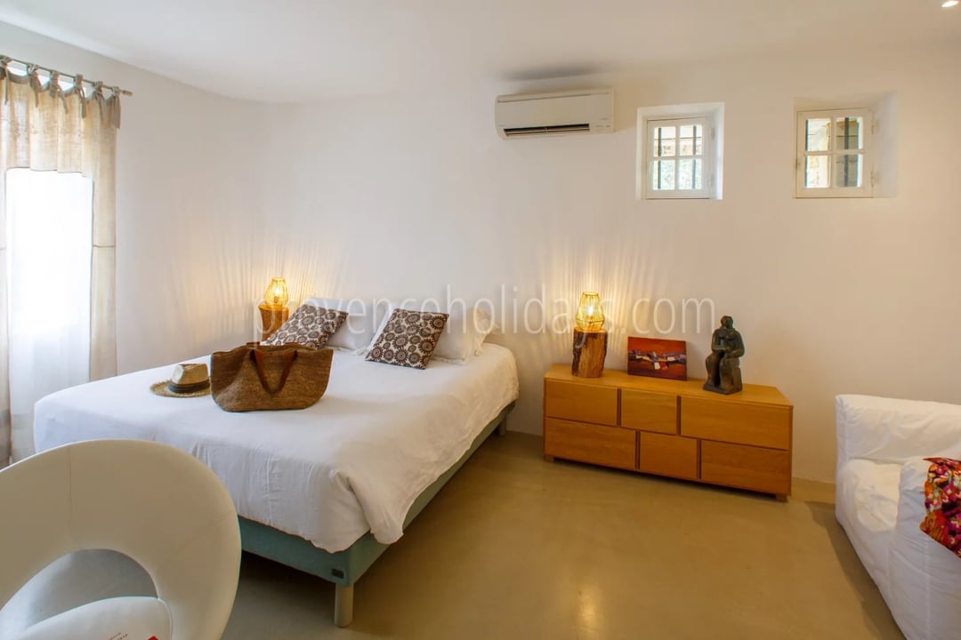 8 - Stone bastide with pool in Bonnieux: Villa: Bedroom