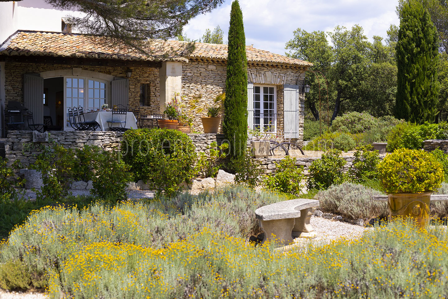 22 - Mas de Gordes: Villa: Exterior