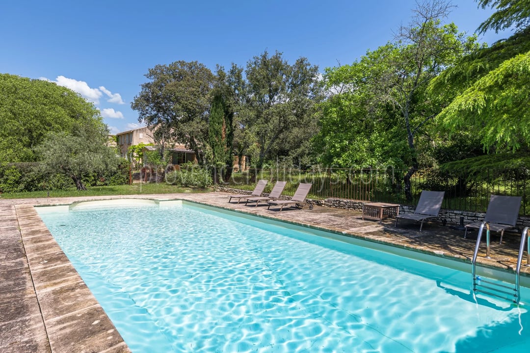 House with building plot and pool in Gordes