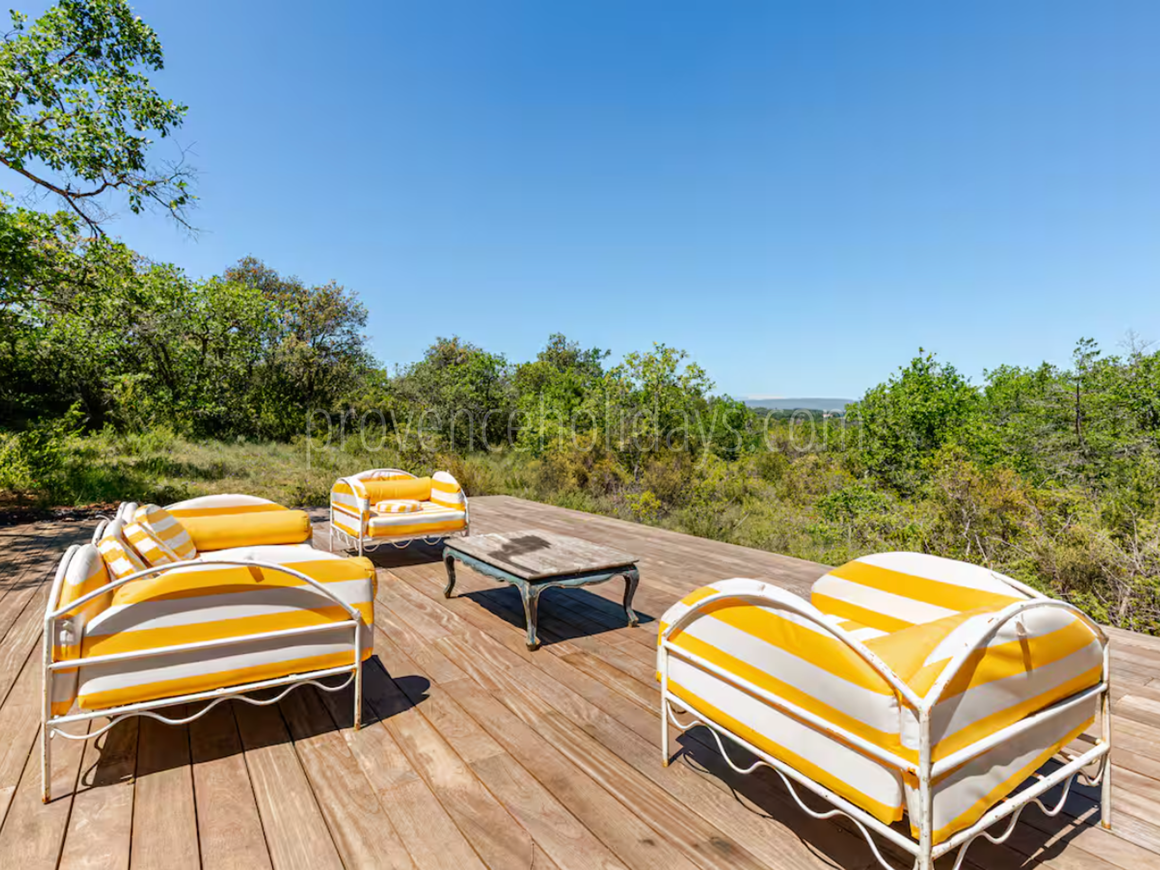 28 - Les Vues du Luberon: Villa: Exterior