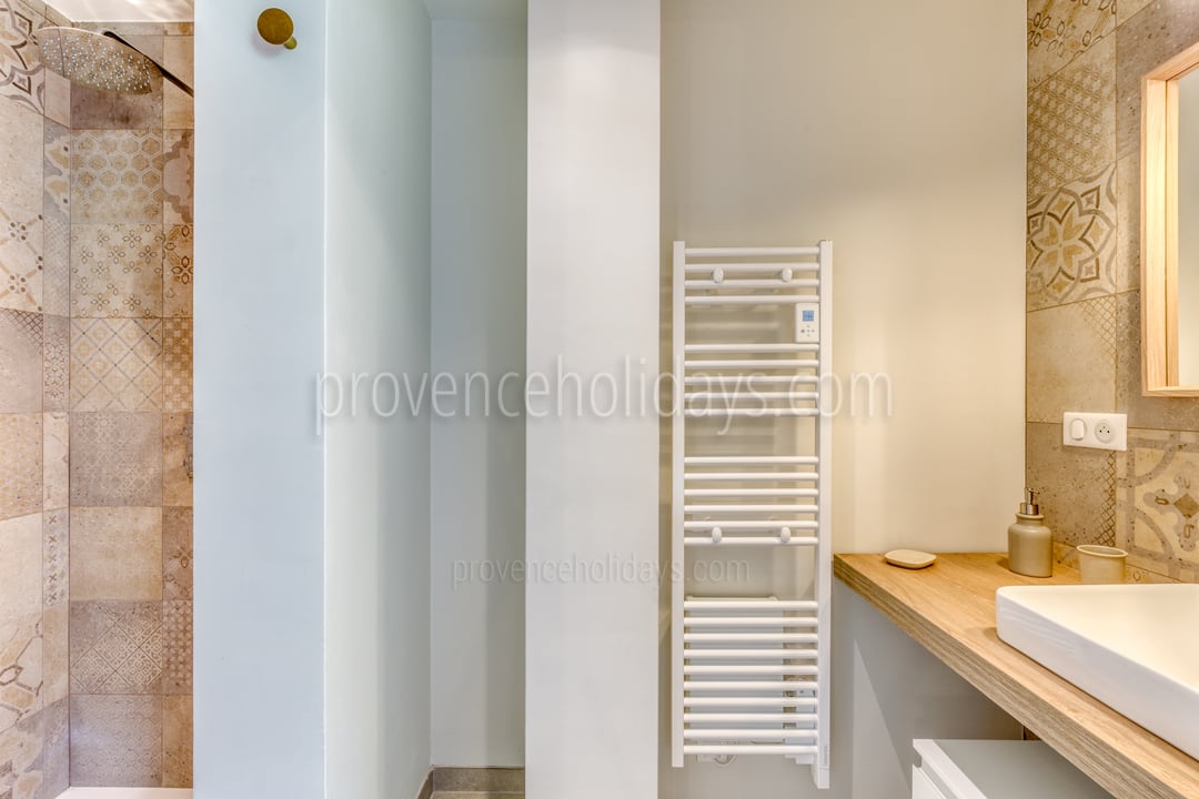 12 - L\'Escapade en Provence: Villa: Bathroom