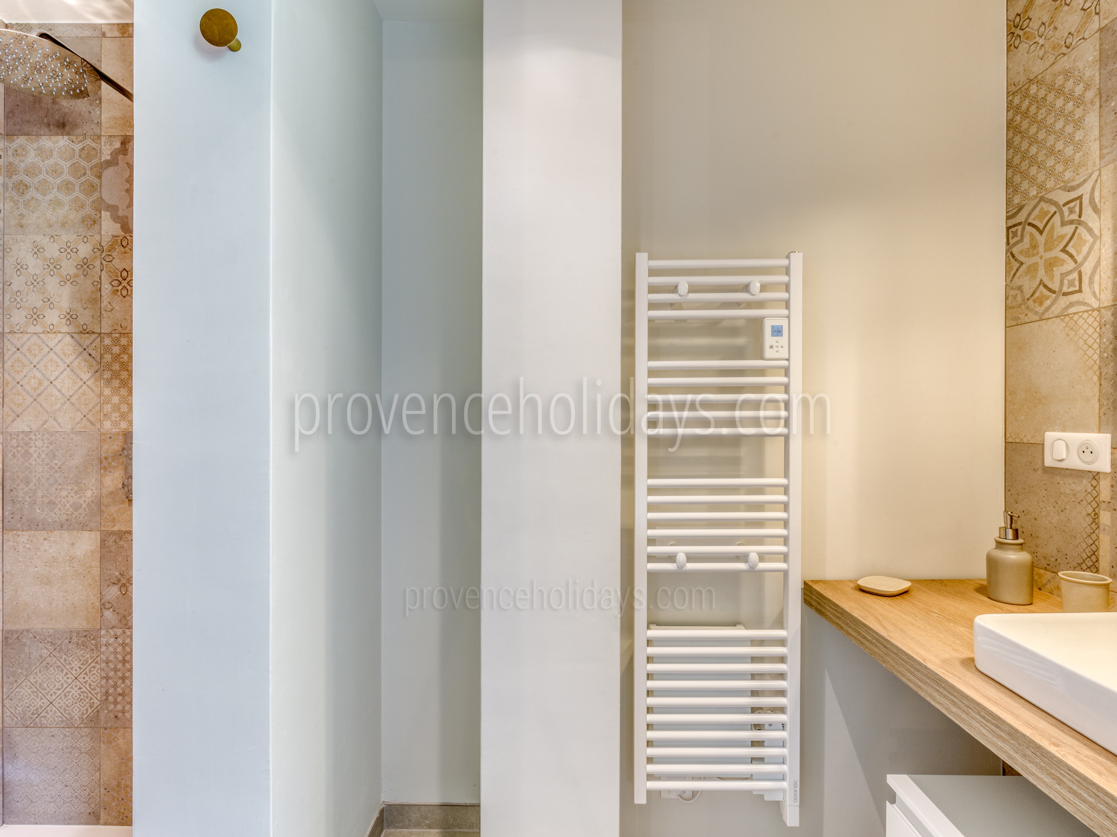 12 - L\'Escapade en Provence: Villa: Bathroom