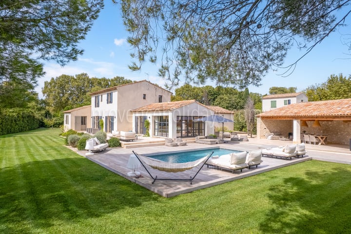 Villa avec piscine chauffée au Paradou