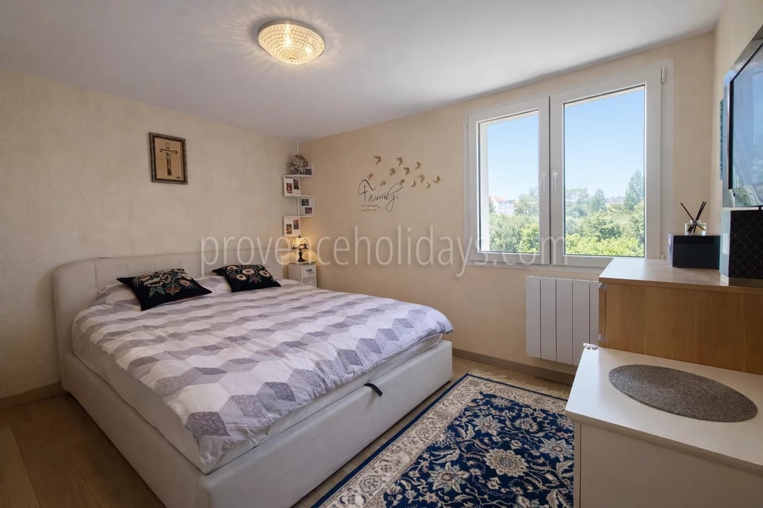5 - Huis met kelder in Grimaud: Villa: Bedroom