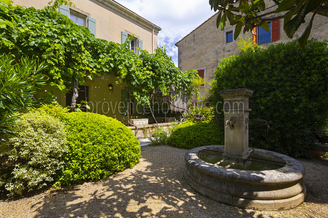 14 - Villa Luberon: Villa: Exterior