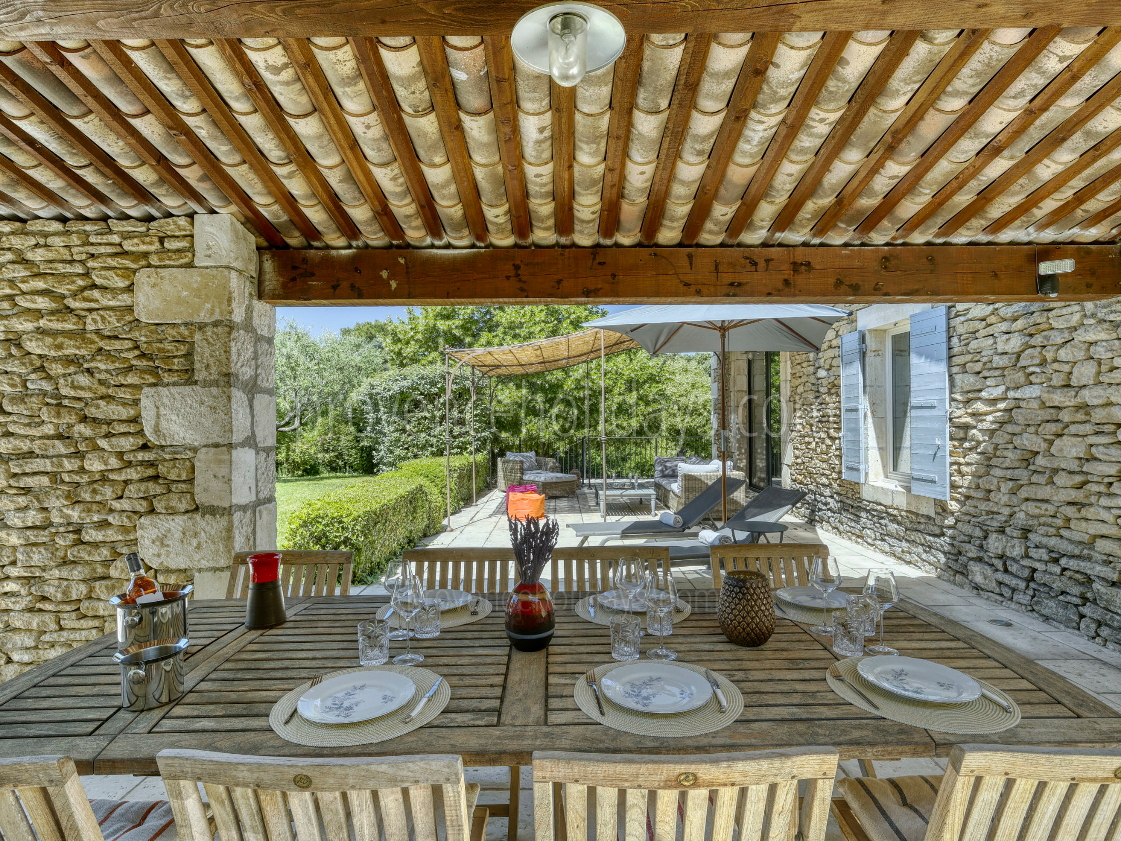 13 - Les Terrasses de Gordes: Villa: Exterior