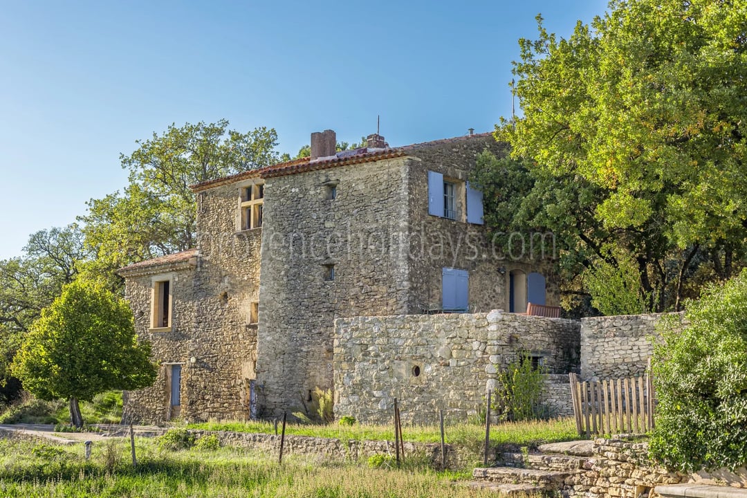 4 - Stone property in Cucuron: Villa: Exterior