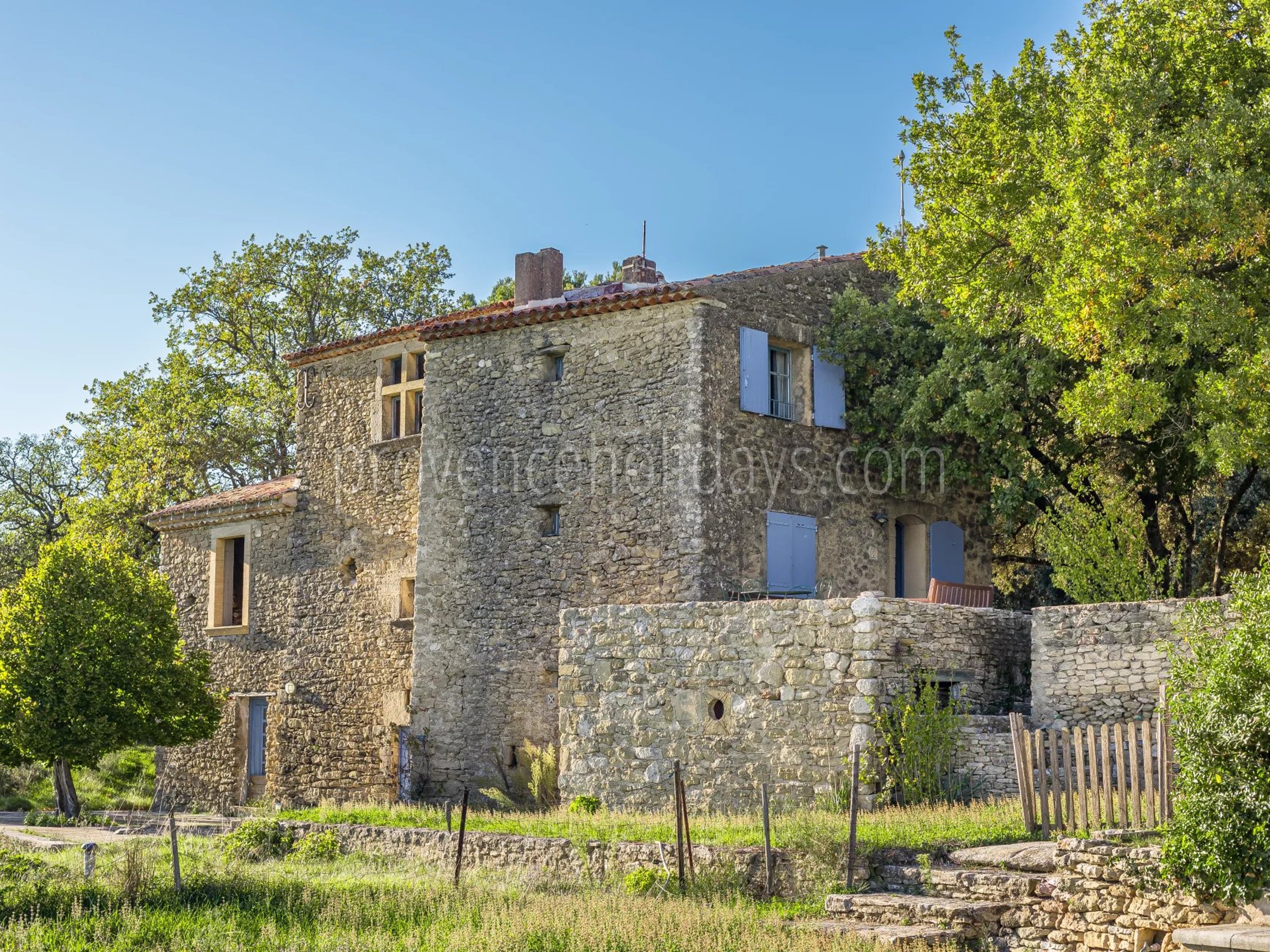 4 - Stone property in Cucuron: Villa: Exterior