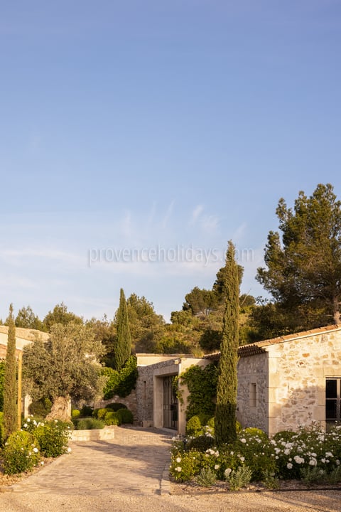 22 - Mas des Collines: Villa: Exterior