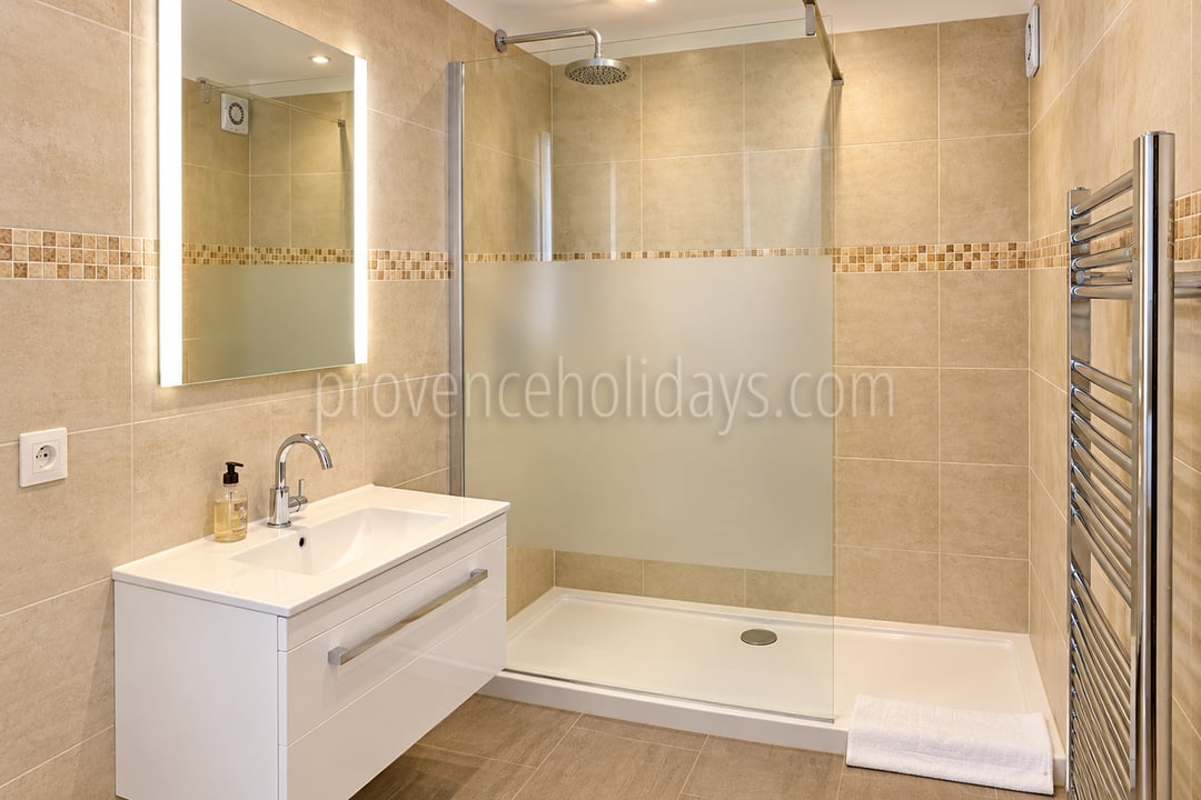 21 - Farmhouse with outbuildings in Lambesc: Villa: Bathroom