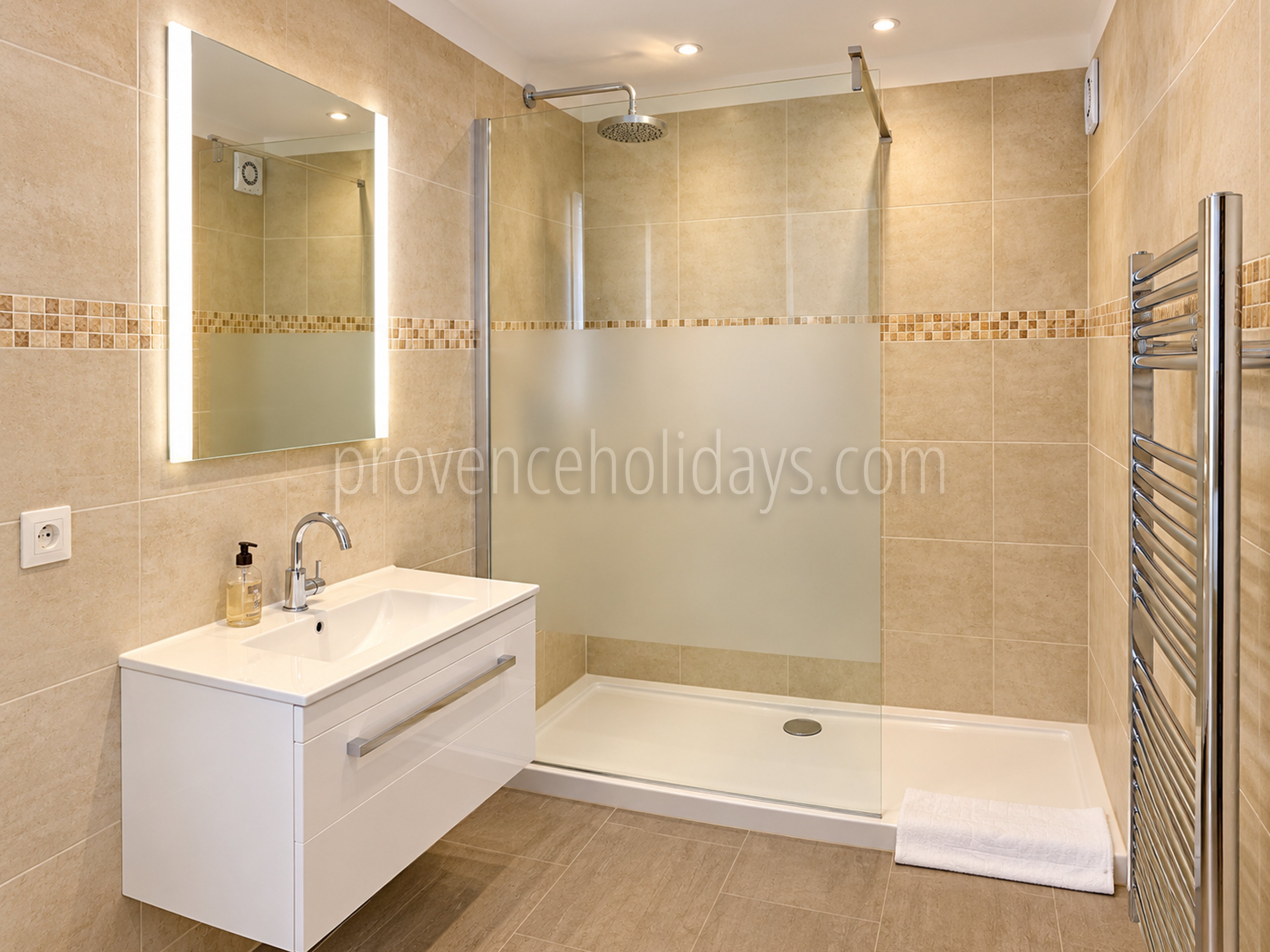 21 - Farmhouse with outbuildings in Lambesc: Villa: Bathroom