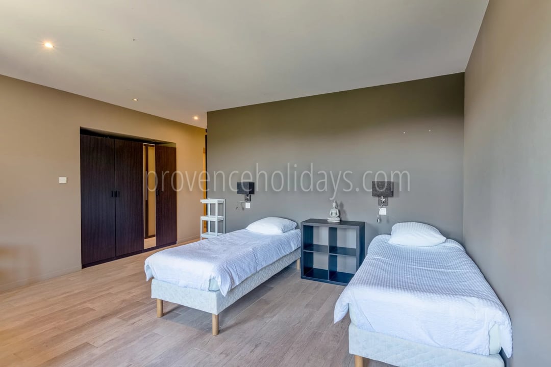 25 - Stone estate in La Garde-Freinet: Villa: Bedroom