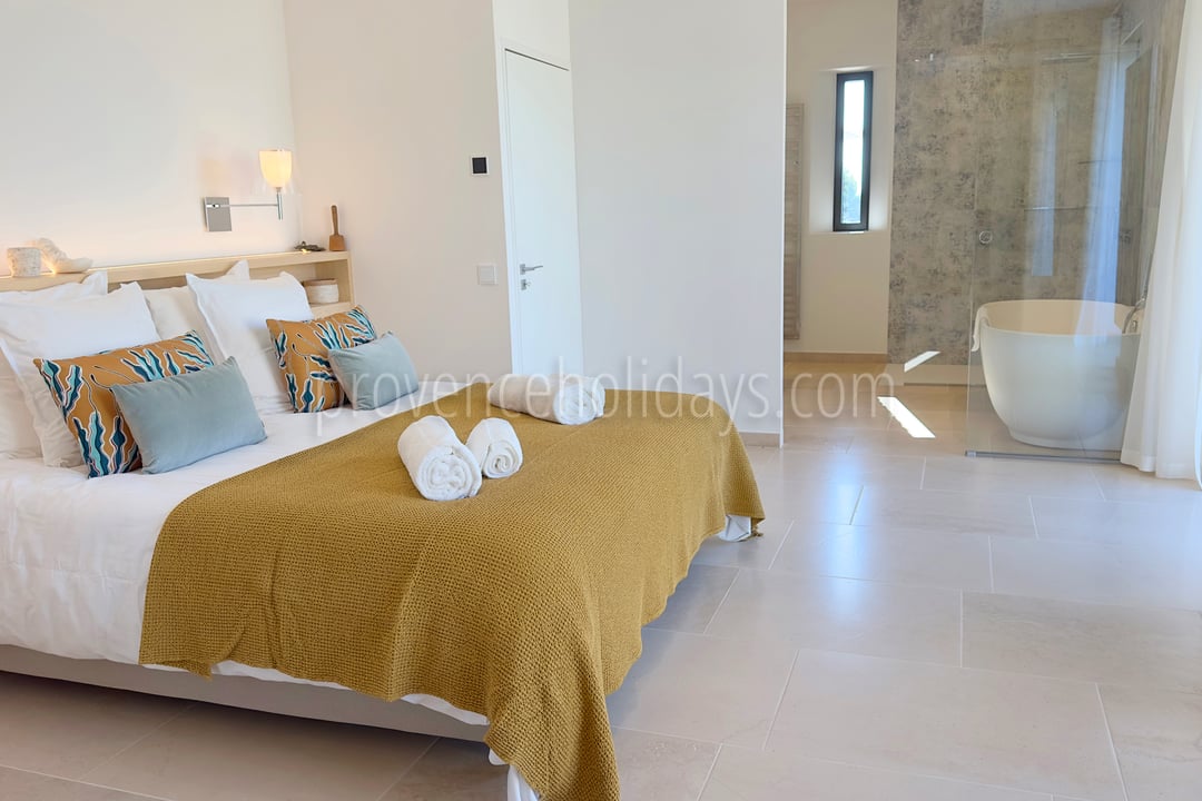 6 - Domaine Altavista: Villa: Bedroom 1