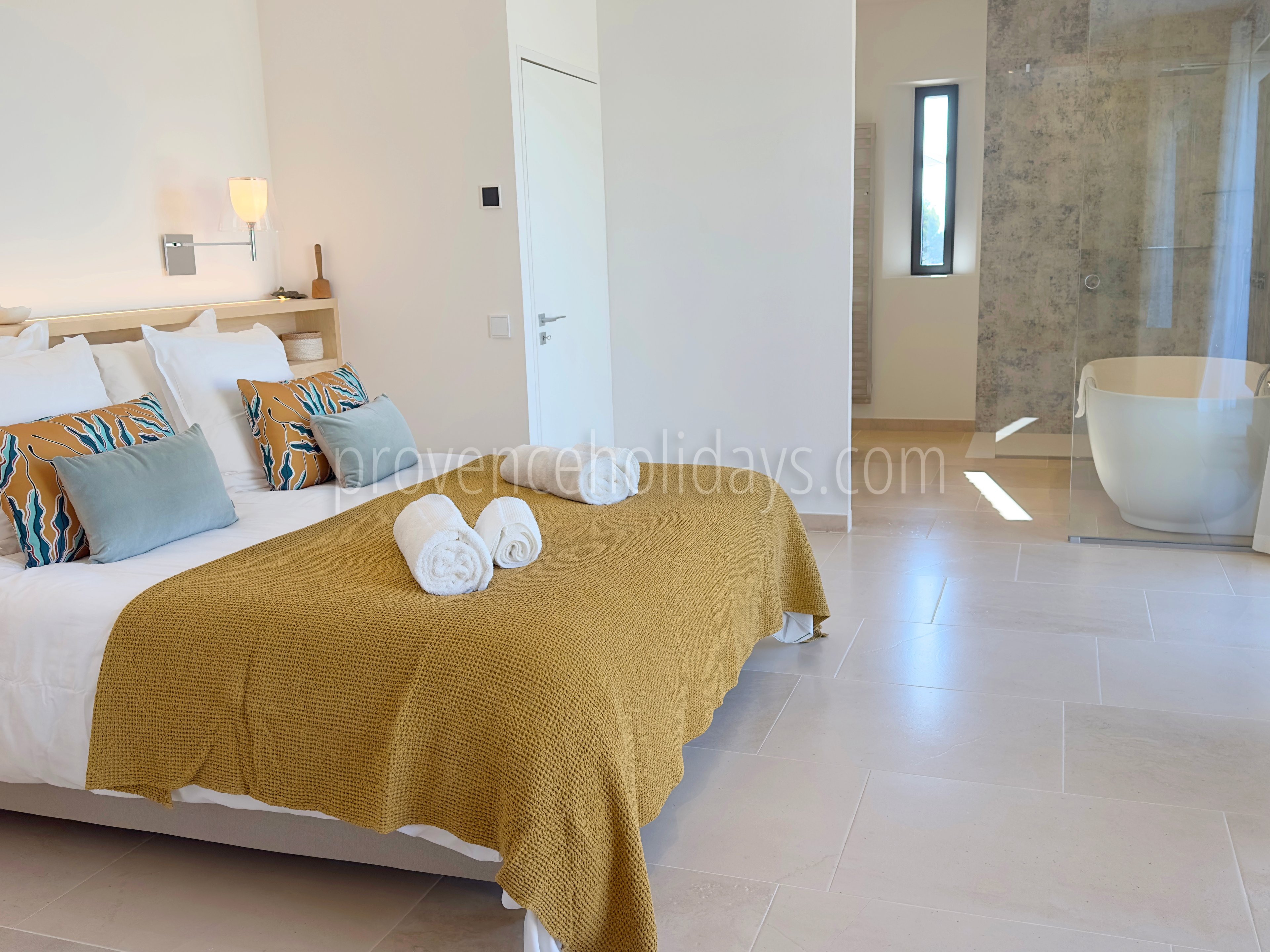 6 - Domaine Altavista: Villa: Bedroom 1