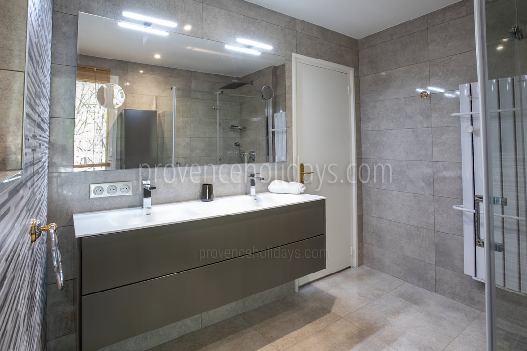64 - Villa du Var: Villa: Bathroom