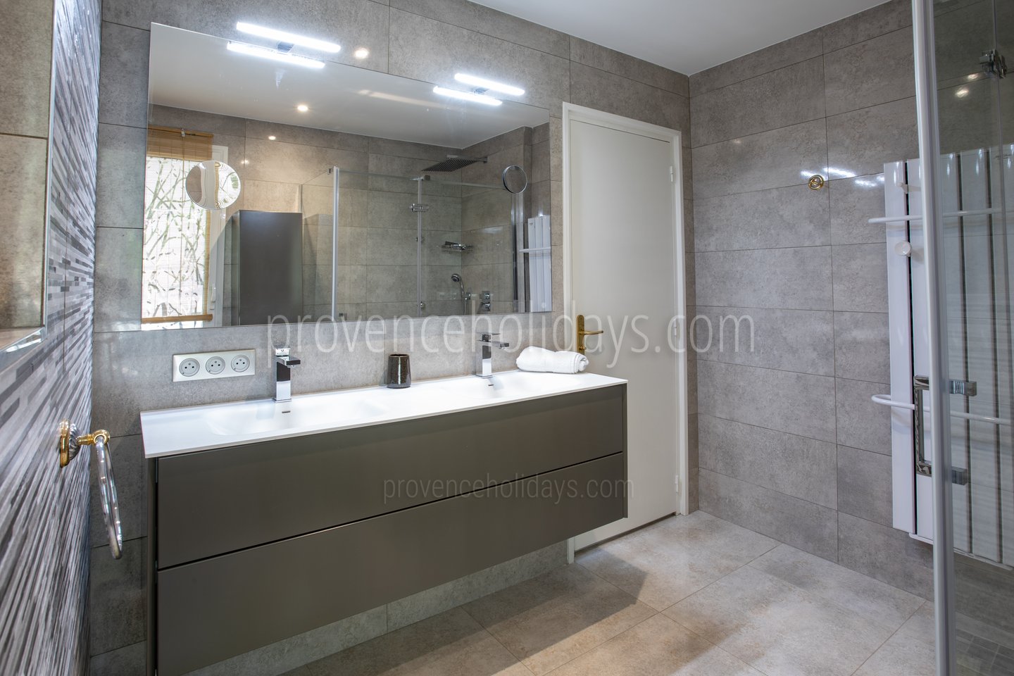 64 - Villa du Var: Villa: Bathroom