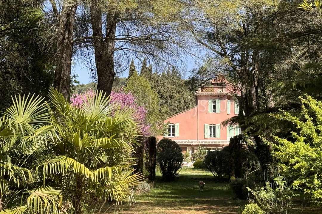 12 - Estate to renovate in Orgon: Villa: Exterior