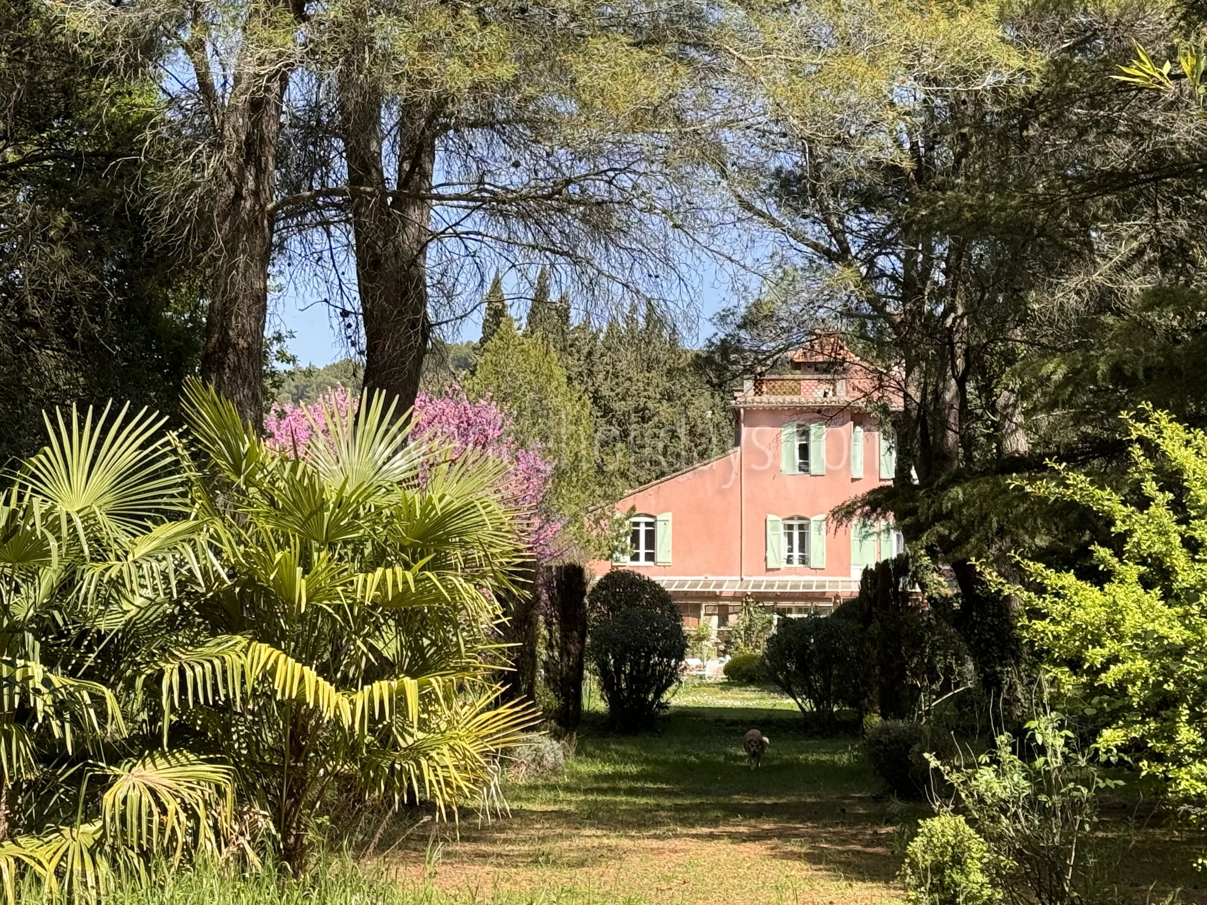 12 - Estate to renovate in Orgon: Villa: Exterior