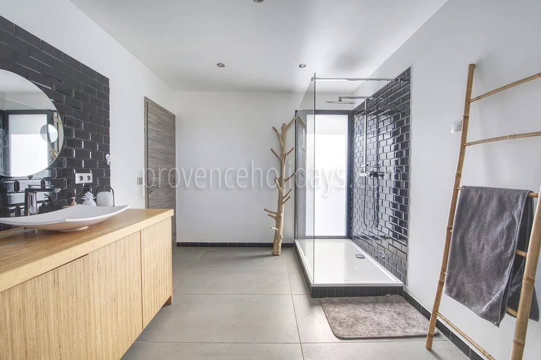37 - House with pool house in Eyguières: Villa: Bathroom