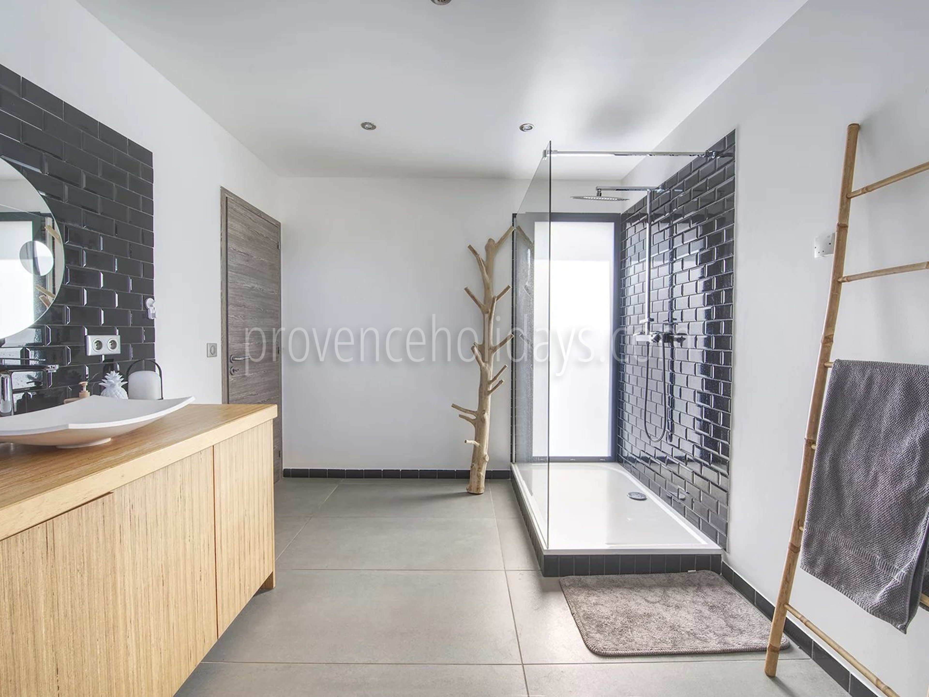 37 - House with pool house in Eyguières: Villa: Bathroom