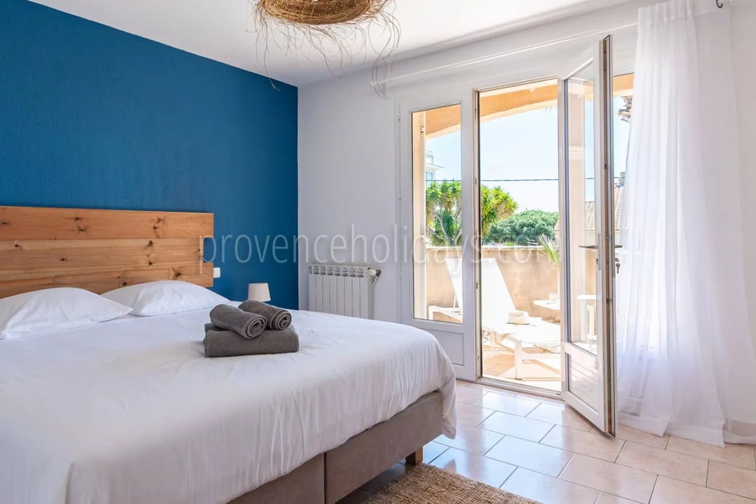 10 - Villa in Port de Miramar in La Londe-les-Maures: Villa: Bedroom