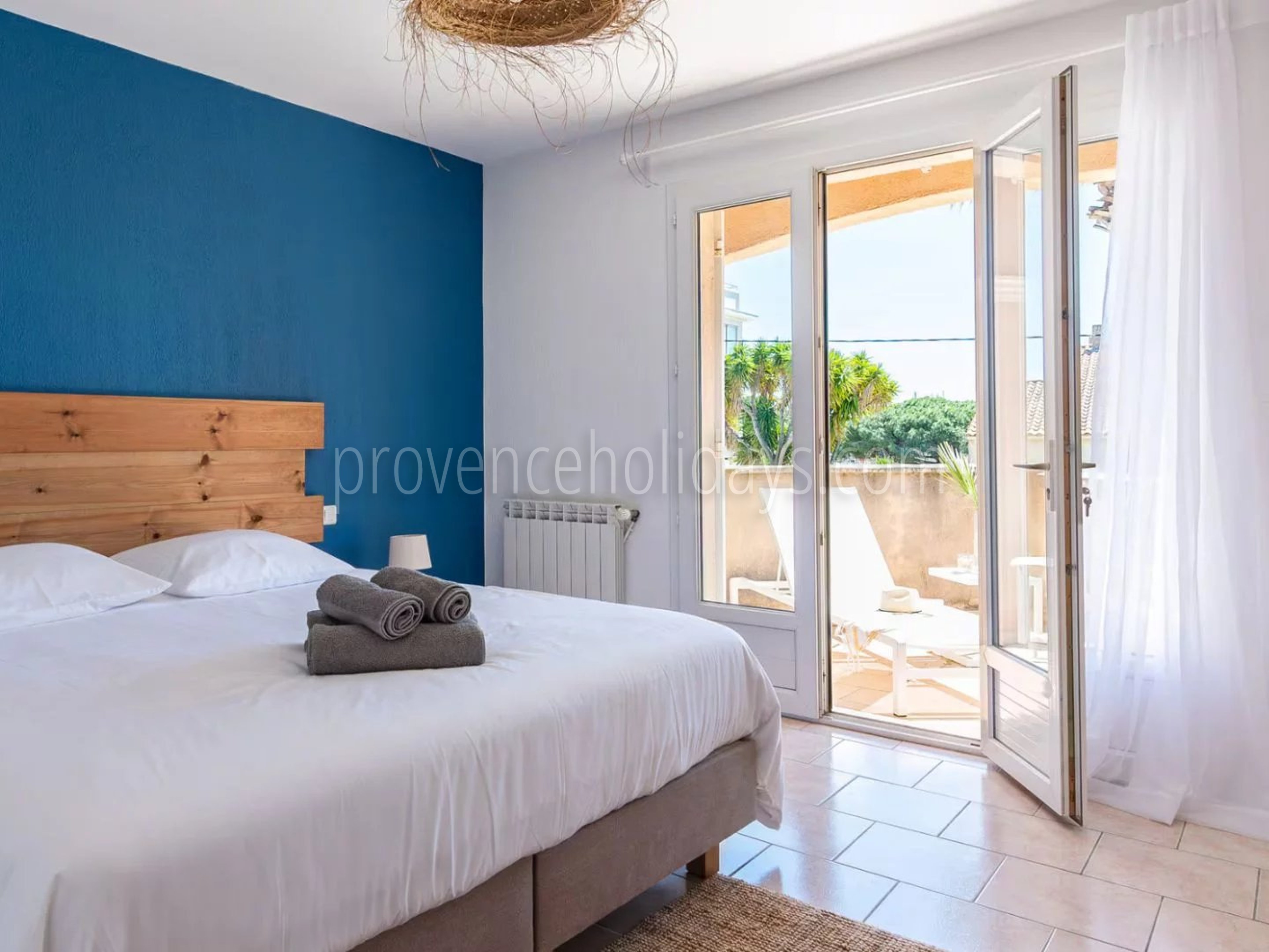 10 - Villa in Port de Miramar in La Londe-les-Maures: Villa: Bedroom